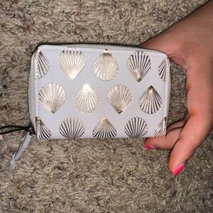 Victoria’s Secret seashell 🐚 gold and white wallet wristlet purse 🤍💛